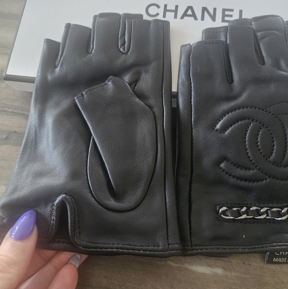 Black Leather CC Chain Detail Fingerless Gloves. Includes Box.& Special Gift - Picture 4 of 5